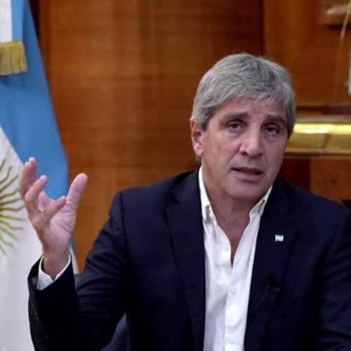 Caputo descart&oacute; una devaluaci&oacute;n y anunci&oacute; las reformas laboral y tributaria