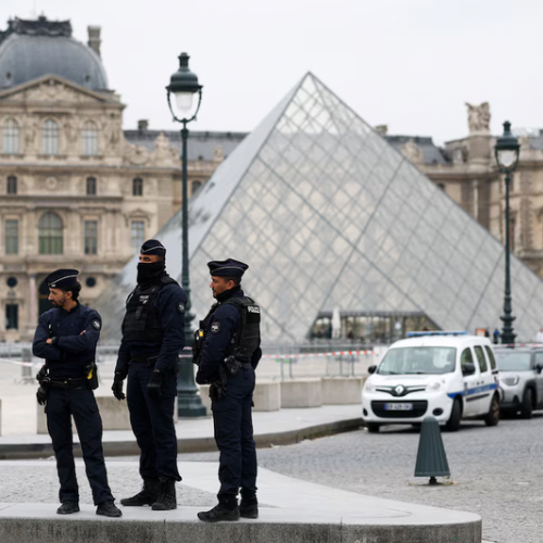 Robo histórico en el Louvre: se llevaron las joyas de la Corona francesa