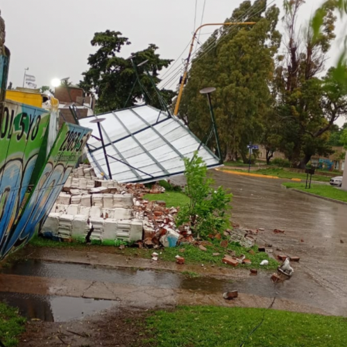 El temporal arras&oacute; con parte de la estructura en Villa del Parque
