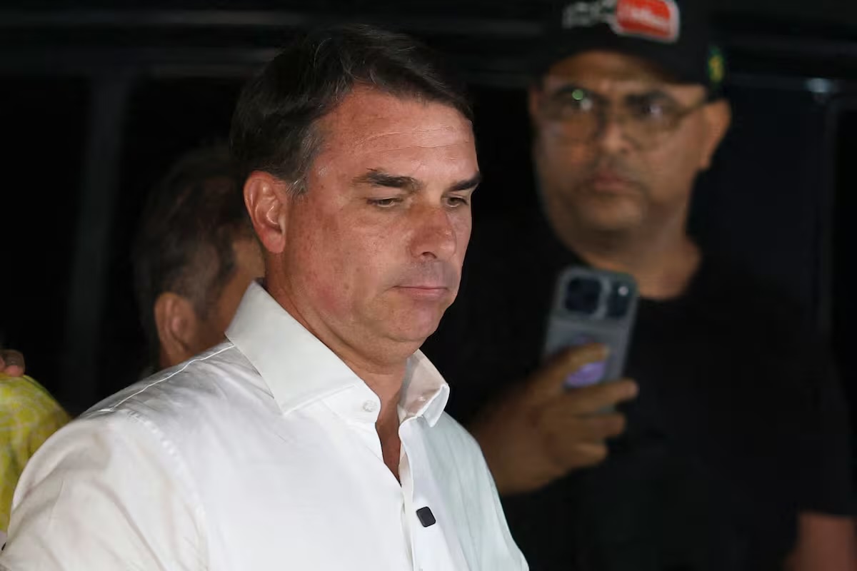 Investigan la salida de Fl&aacute;vio Bolsonaro de Brasil tras la derrota electoral frente a Lula