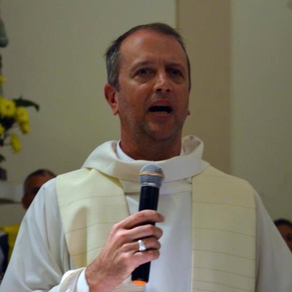 Padre Robert, el cura sanador de Arteaga, comparti&oacute; su fe y vocaci&oacute;n en La Vida M&iacute;a