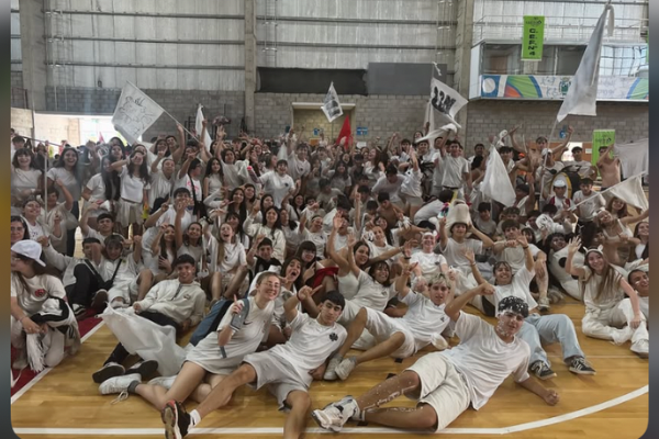 Alegría y diversión en la Fiesta del Color en el Polideportivo Municipal