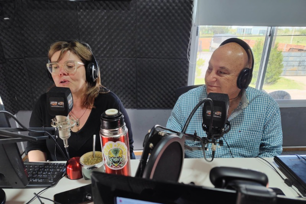 Héctor Asef pasó por los estudios de FM Hit