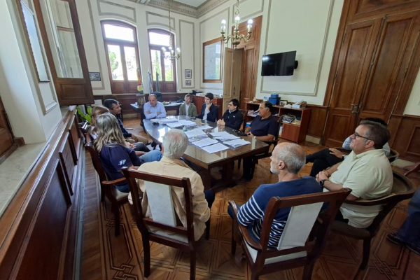 Reuni&oacute;n entre el Intendente Pablo Garate y representantes empresariales para impulsar los vuelos comerciales