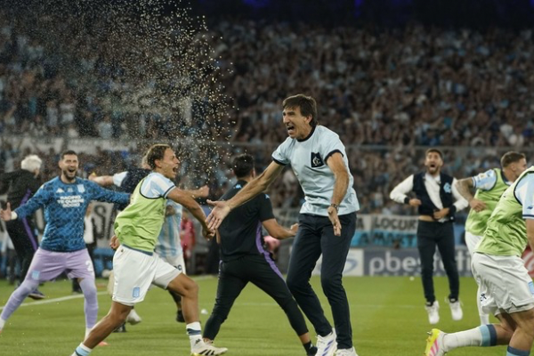 Racing aprovech&oacute; un error en el descuento, gan&oacute; 3-2 y sac&oacute; a River del Clausura